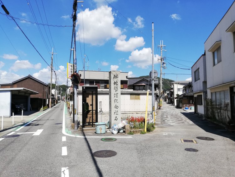 分かれ道の道しるべ、石碑（兵庫県西脇市）。