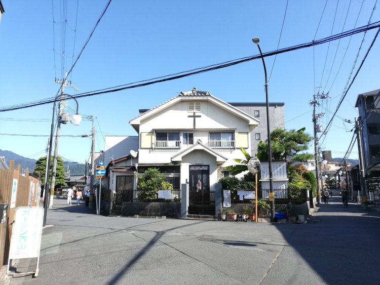 分岐点で出迎える教会（京都府京都市）。