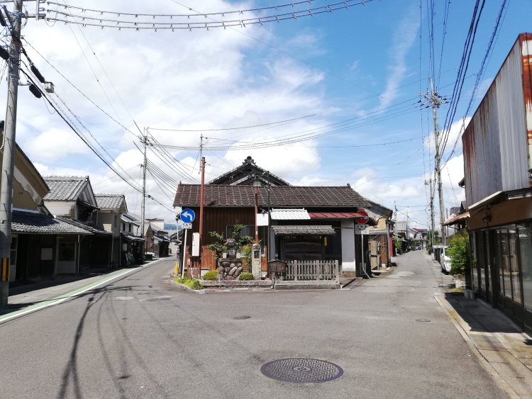 昔の街道の分岐点「街道系Y字路」（滋賀県甲賀市）。