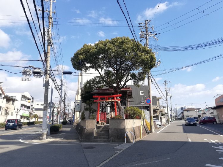 古いY字路には社や祠がよく見られる（兵庫県明石市）。