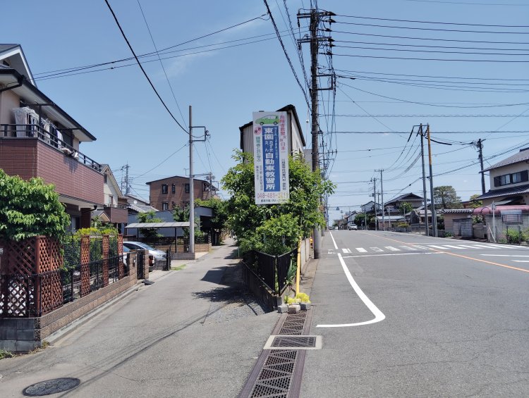 新旧の道に分かれる「開発系Y字路」（埼玉県川越市）。