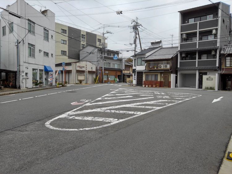 ゼブラゾーンが敷かれた「無」のY字路（京都府京都市）。