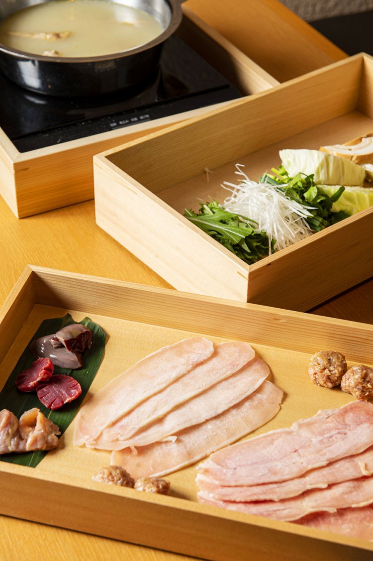 肉の旨味が際立つ鹿児島県産赤鶏の親鶏を使用している。