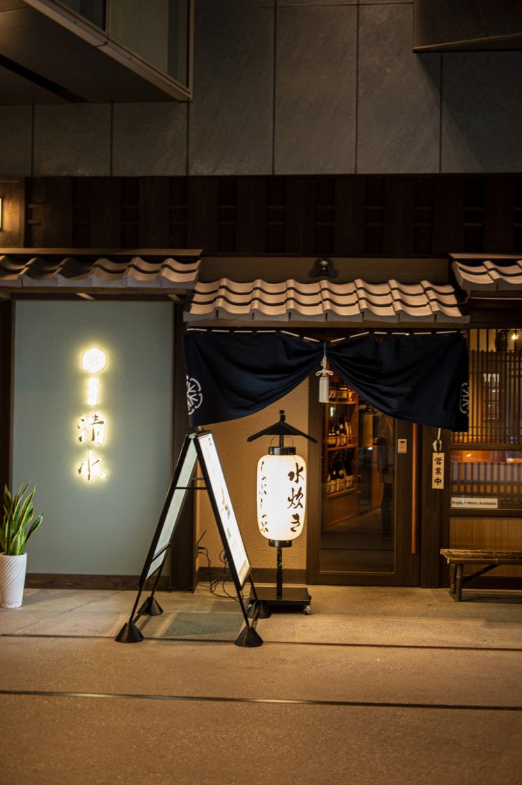 商業施設の一角にある。