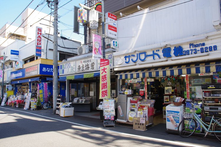 電気店、海苔屋を挟んで、また電気店。こういう商店が元気にやってるのいいなあ。