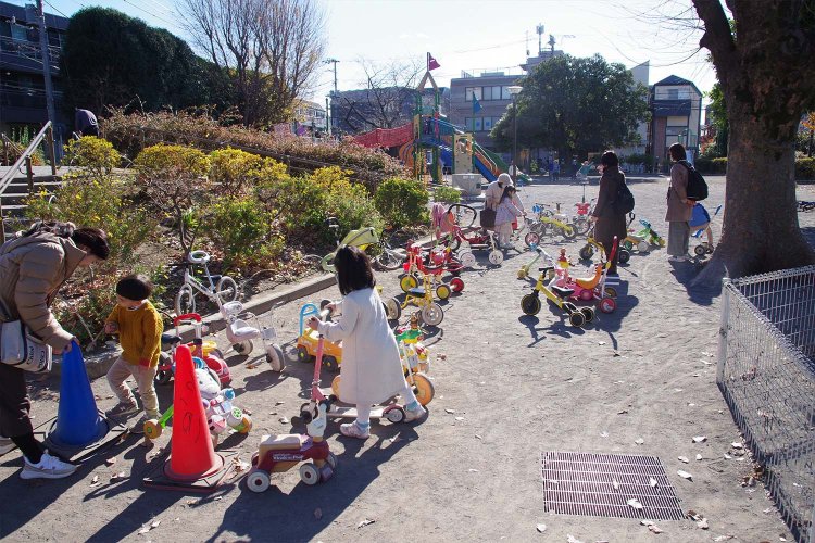 30台以上置かれた子供向けの乗り物。三輪車にキックバイク、キックスクーターもあるぞ。