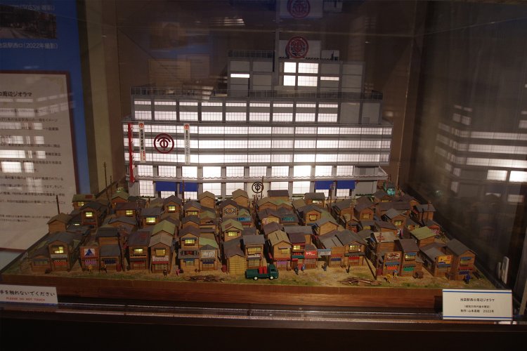 昭和30年代の池袋西口周辺のジオラマ（制作：山本高樹）。トキワ荘よりも古い年代の建物を使った『トキワ荘通り昭和レトロ館』にて撮影。昭和時代にどっぷり浸かることができて楽しい。