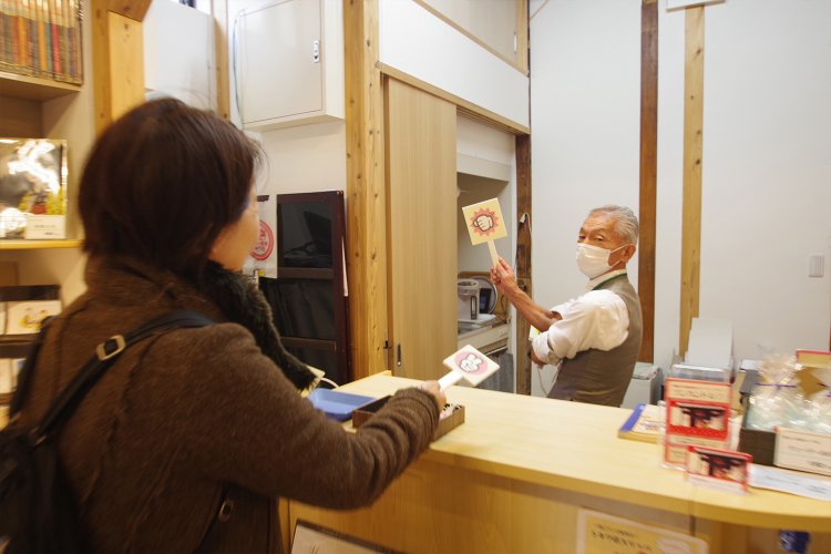 『トキワ荘通りお休み処』ではじゃんけんイベント開催中であり、参加するとちょっとしたものがもらえる（私は負けたがシールをいただいた）。