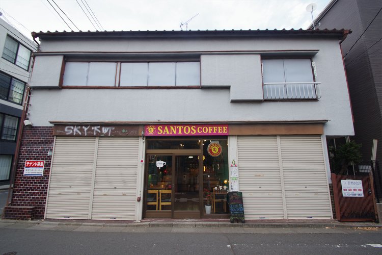 建物に近づくとコーヒーのいい香りが漂う。入り口はガラス張りなので、公園を眺めながら休憩できる。