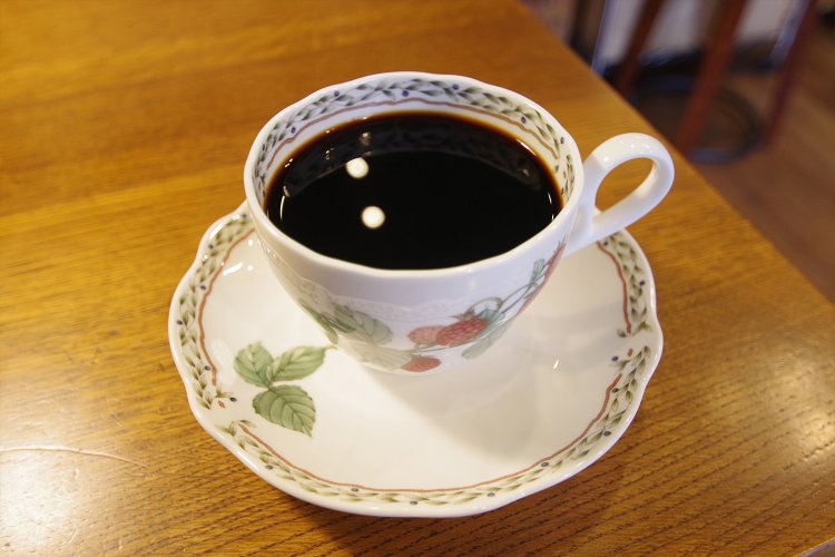 頼んだのは「超濃厚冷たいコーヒー」。ホットコーヒー用の陶器のカップで出る。