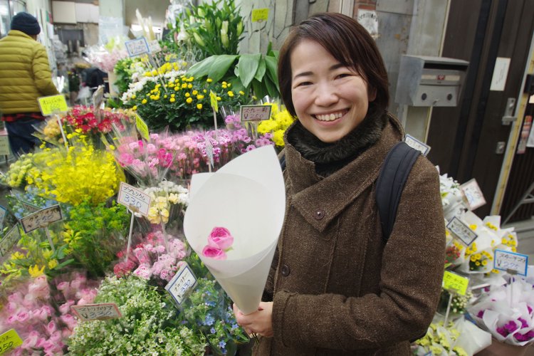 私も記念にお花を買った。机の上に飾り、少しづつ花びらが開いていく姿を愛でました。