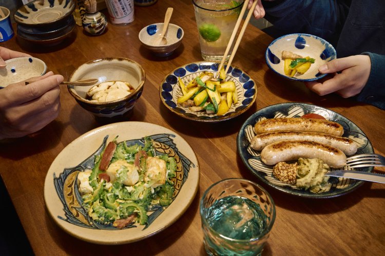 ゴーヤチャンプル858円やジーマミー豆腐638円など。