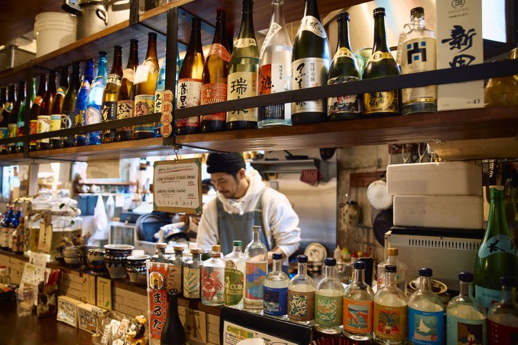 矢部さんは、現地の料理人や生産者から食文化を学ぶ。