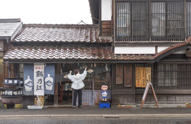 大正時代末期に建てられた鶴乃江酒造の店舗兼事務所。朝の開店準備中（撮影＝板橋 充）。