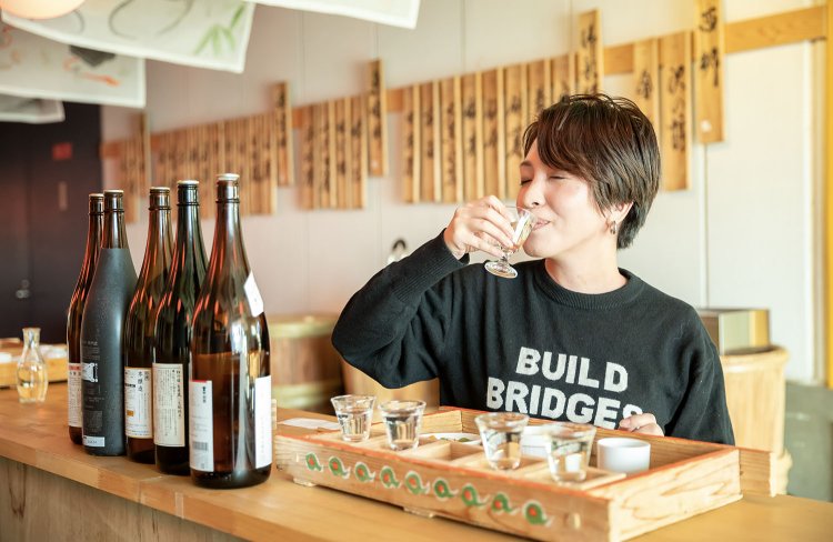 灘五郷酒所で地酒を堪能。「はぁ～幸せだ～。永遠に飲んでいたい～」（撮影＝中野一行）。