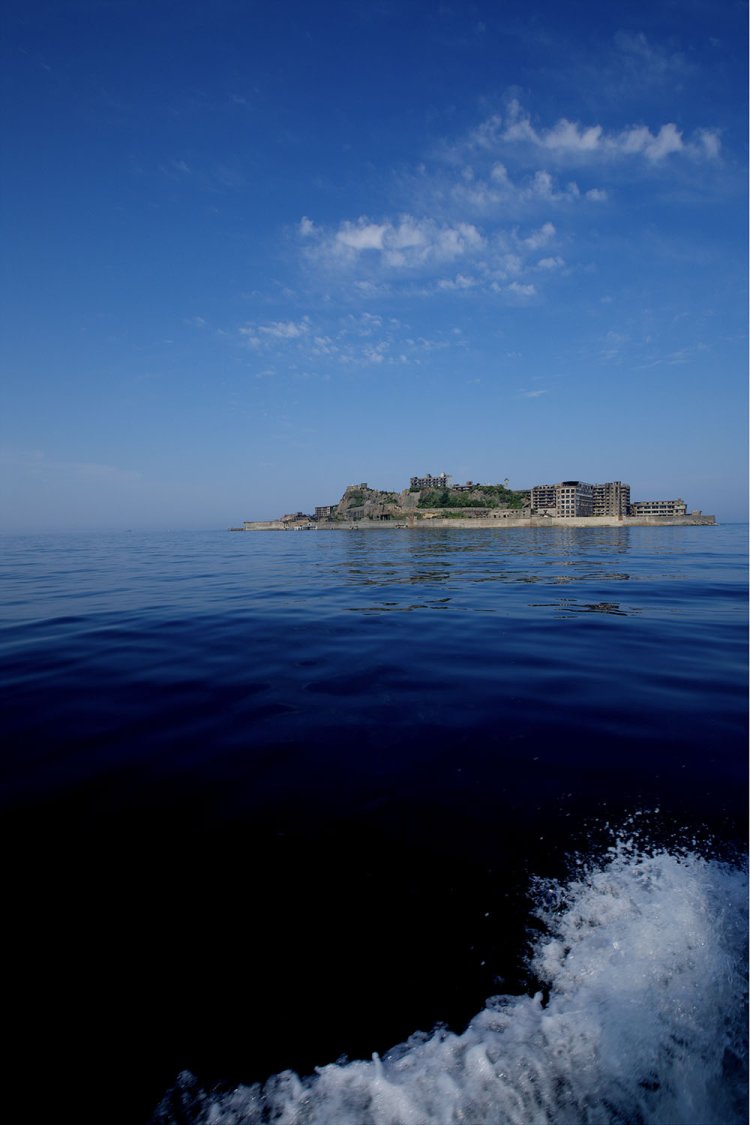 海上から見た端島。独特な島影はまさに軍艦のよう（写真＝長崎県観光連盟）。
