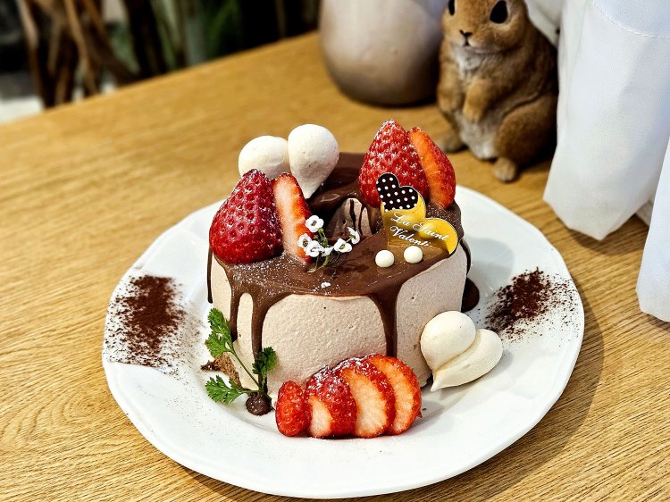 期間限定 おひとり様シフォン チョコ&いちご1290円。