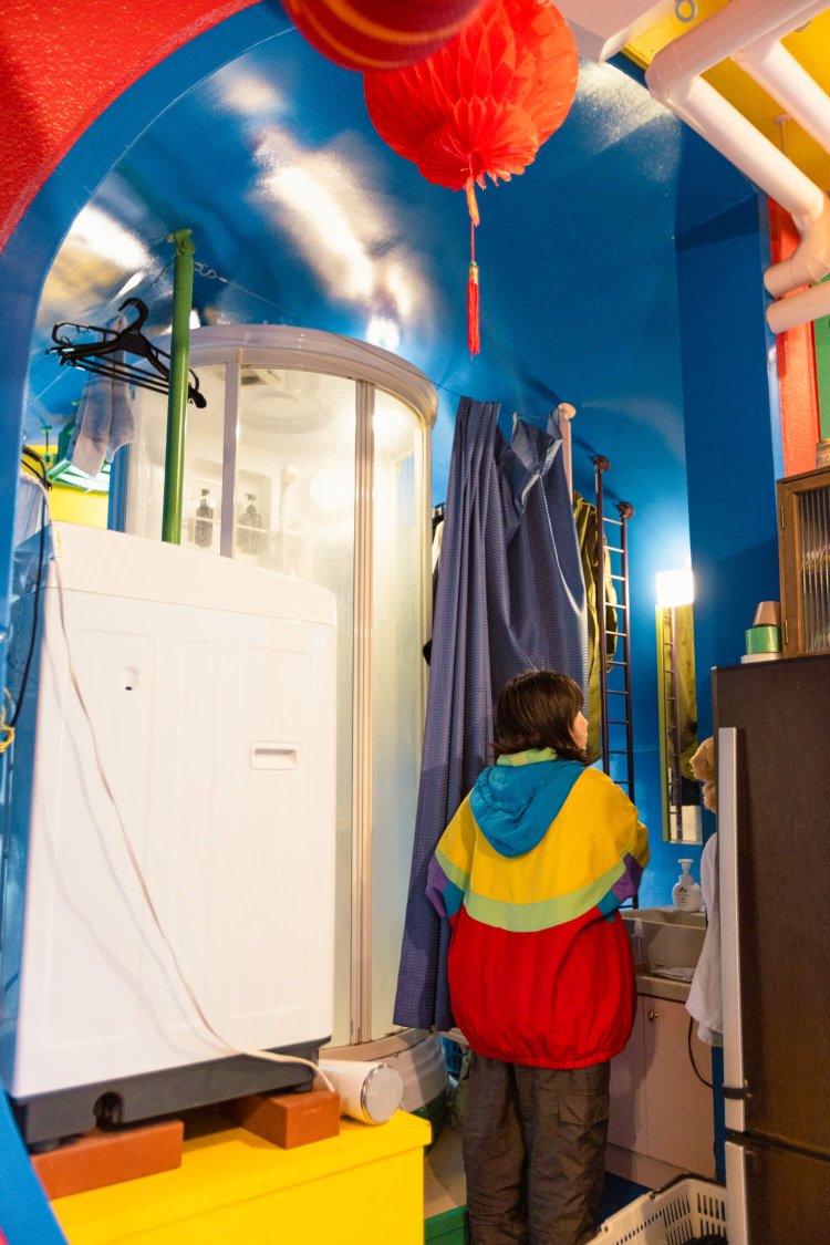 シャワーブースの奥にトイレがある。水場がコンパクトにまとまった空間。