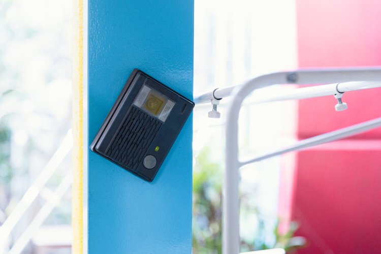 インターフォンは真っ直ぐじゃなくてもいいと気づく。