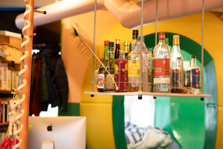 キッチン上に吊り下げたアルコール類置き場。