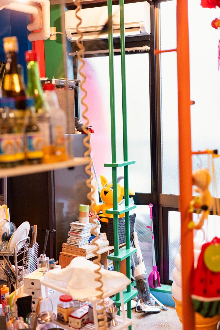 天井までのびる梯子のようなもの。使い方は三者三様。