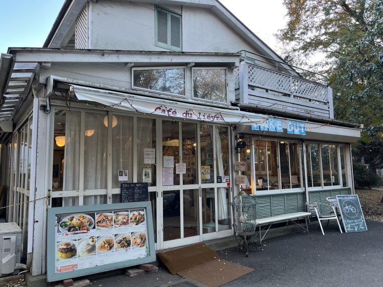 井の頭公園と住宅地の境目にある、森の中にたたずむカフェだ。