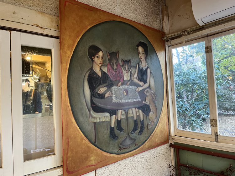 カウンター席に飾られていた吉田キミコさんの作品。モチーフにしばしば少年、少女や動物が登場する。