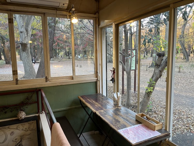 カウンター席からは公園内の森を眺めることができ、目の前をワンコと一緒に散歩する人たちが頻繁に通り過ぎていく。店内は犬の同伴が可能。