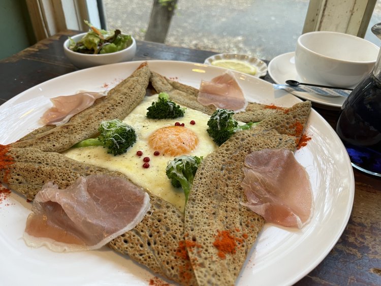 彩りがキレイな生ハムと卵とチーズのガレット1250円。ミニサラダがついてくる。