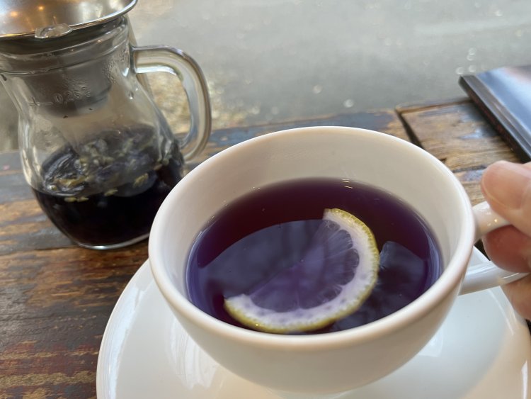 お茶に含まれていたバタフライピーがレモンの酸に反応し変色するが、味はそのままだ。