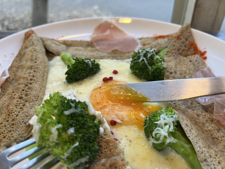 とろ〜りとした卵を絡めて食べるとさらにおいしい！