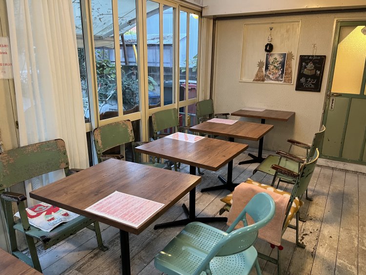 白と緑を基調にした店内。