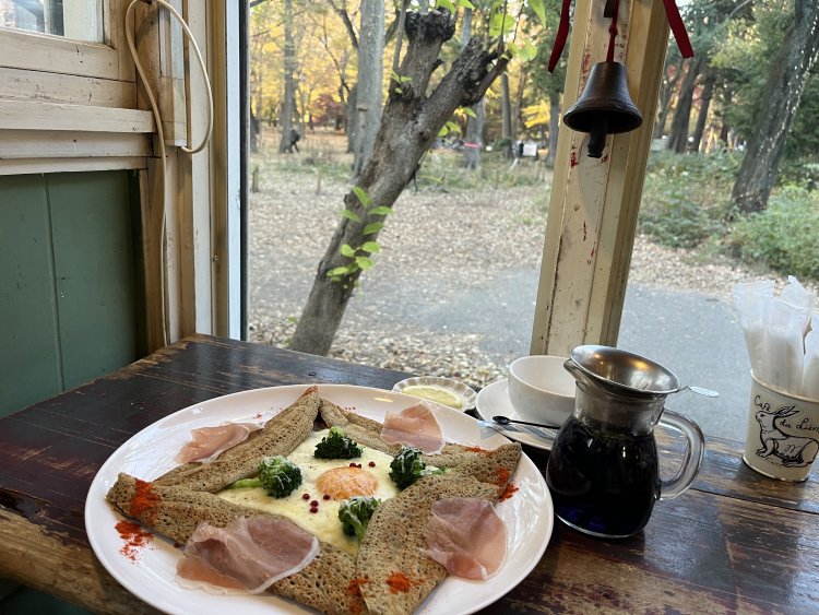 生ハムと卵とチーズのガレット1250円にはミニサラダが付く。450円をプラスして好きなハーブティーが選べるハーブティーセットも。