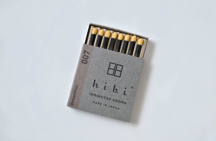 香木の先端がマッチになっているモダンなお香hibi、どこでもすぐ香がたけるアイデア物。770円。