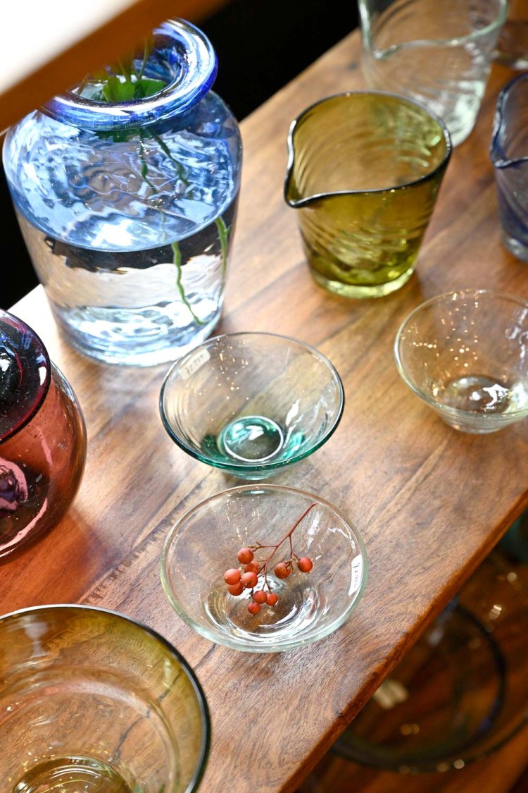 手吹きガラスの器は全国から選んだ3軒を扱う。