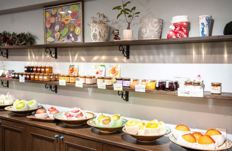 フルーツの販売も。