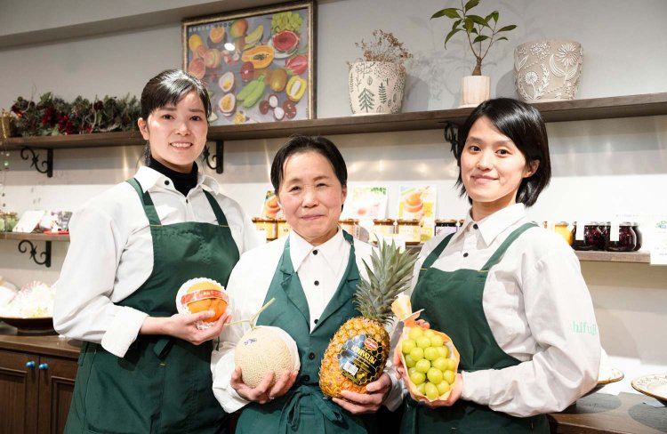 2022年、2人の娘と念願のカフェをオープンさせた田中さん（中央）。