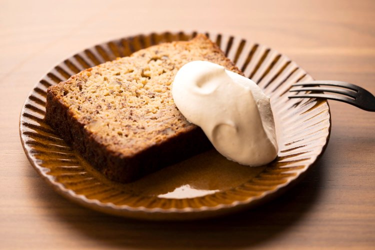 横山さんのバナナケーキ580円も人気。焼き上げたら熱いうちに水分が蒸発しないようラップで包み、冷蔵庫で寝かせる。クルミの量も多すぎず、少なすぎずで完璧。