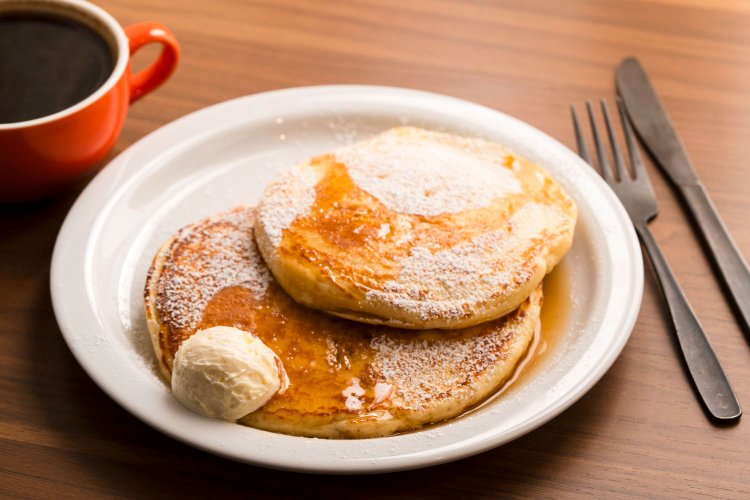 バターミルク パンケーキ1050円。『COFFEA EXLIBRIS kettle』の豆を使うアメリカーノ560円。