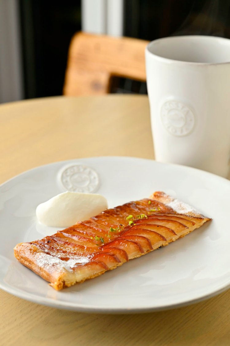 りんごの薄焼きパイ540円。