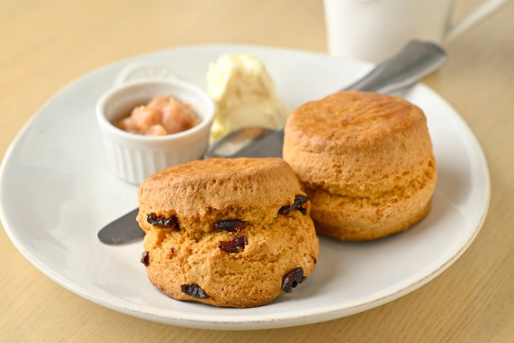 スコーンとクロテッドクリーム、自家製ジャム（取材時は紅玉のバタージャム）、アッサムティーがセットのクリームティー1350円。