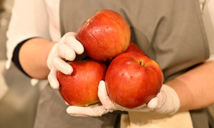 リンゴを丸ごと1個使うブールドロが看板商品。