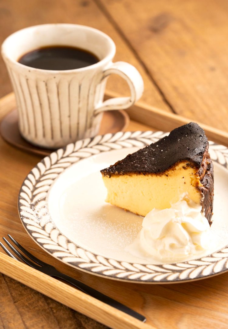 バスクチーズケーキ650円。『TINY PONTACOFFEE』監修のchikoriブレンド550円。