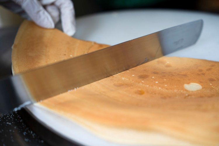 薄く焼き上げる方法を見出すまで約2カ月かかったという。すべて無添加でクリームも一から手作り。