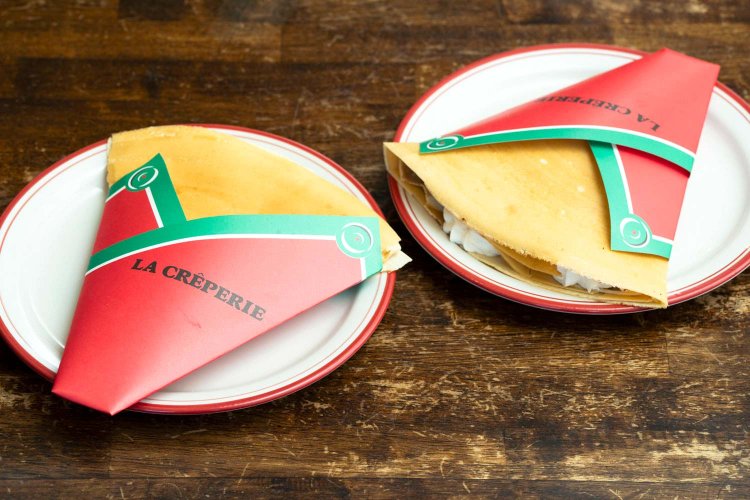 クレープ400円～。シュガー系、クリーム系がある。まずは生地を堪能できるシンプルなバター・シュガーから。