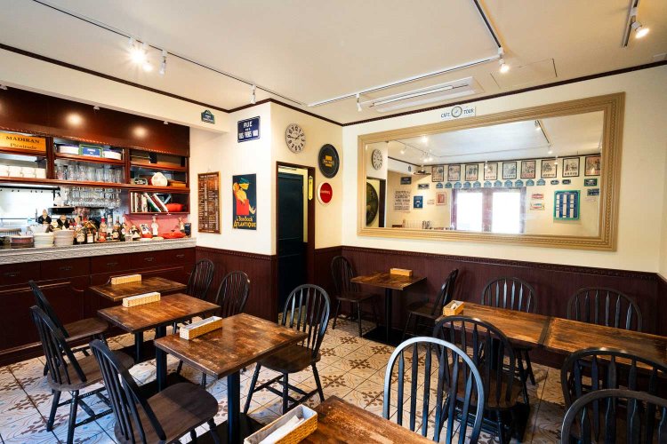 店名のサン=ドニはパリ郊外の地名。カフェでは料理やデザートも提供。