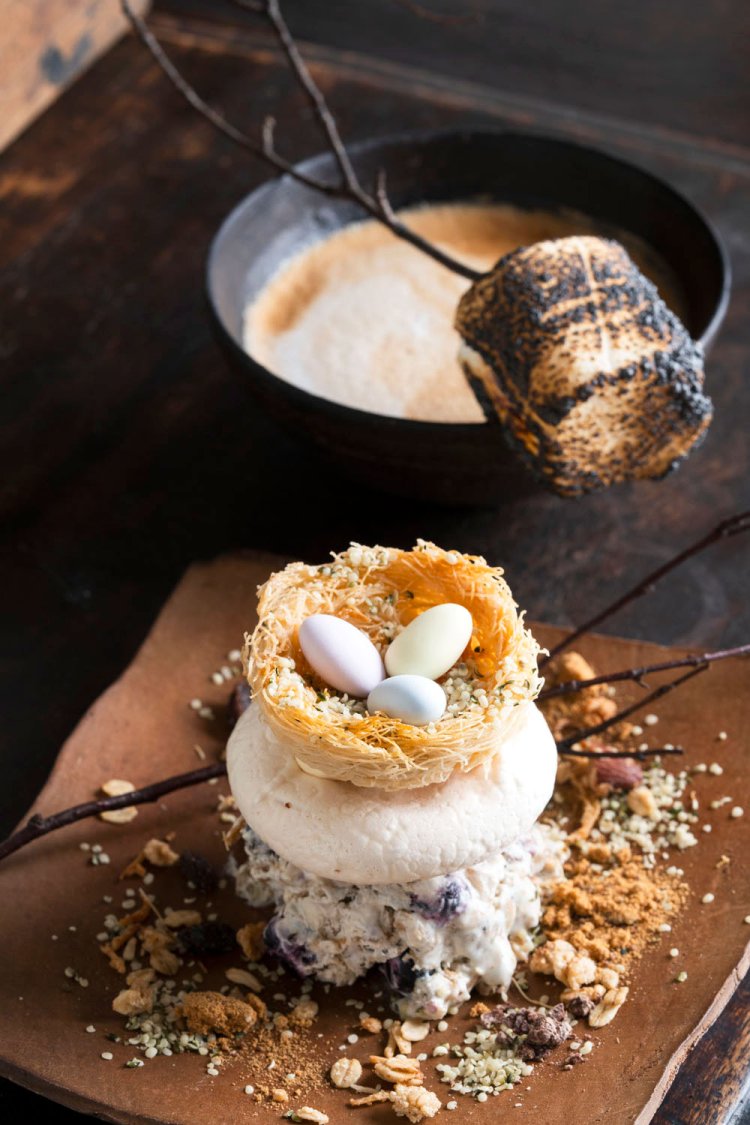 鳥の巣1300円。焚き火ラテ850円。マシュマロは表面をこんがりあぶるので中がとろり。『コクテール堂 』のフレンチローストを使ったラテはほんのり苦味があり、スイーツによく合う。