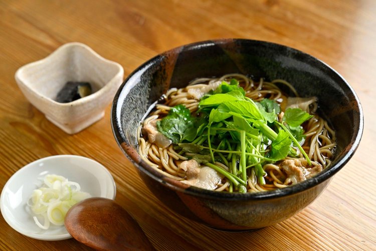 季節限定のせりそば900円。