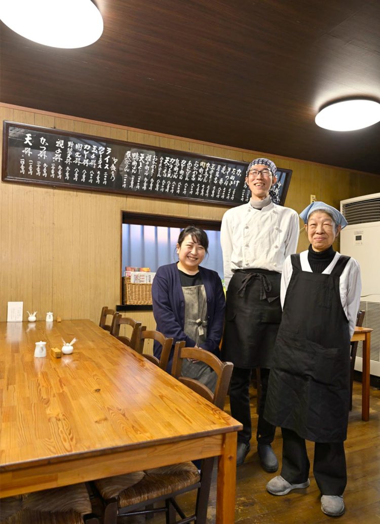 『味多香庵』を営む梅澤さん一家。3代目の政宏さんと妻の英子さん、母の昭江さん（右）。「お母さんに会うために通ってくれる人もいるんです」。