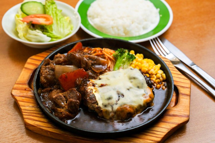 和牛入りチーズ焼ハンバーグステーキ＆ビーフシチューは、サラダ・ライス付き1400円。